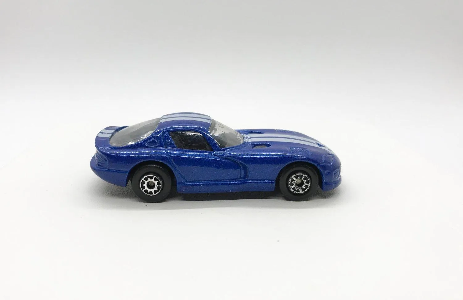 Sleek Maisto Blue Dodge Viper